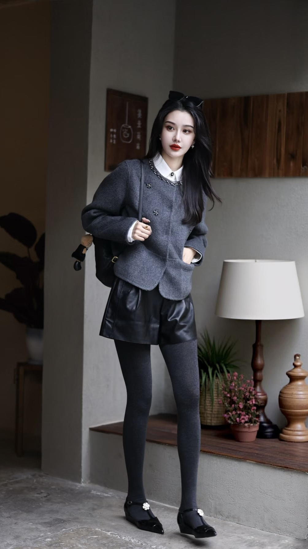 颜值穿搭｜灰色小香风外套搭配皮质短裤，精致中带着随性。灰色羊绒袜，既保...