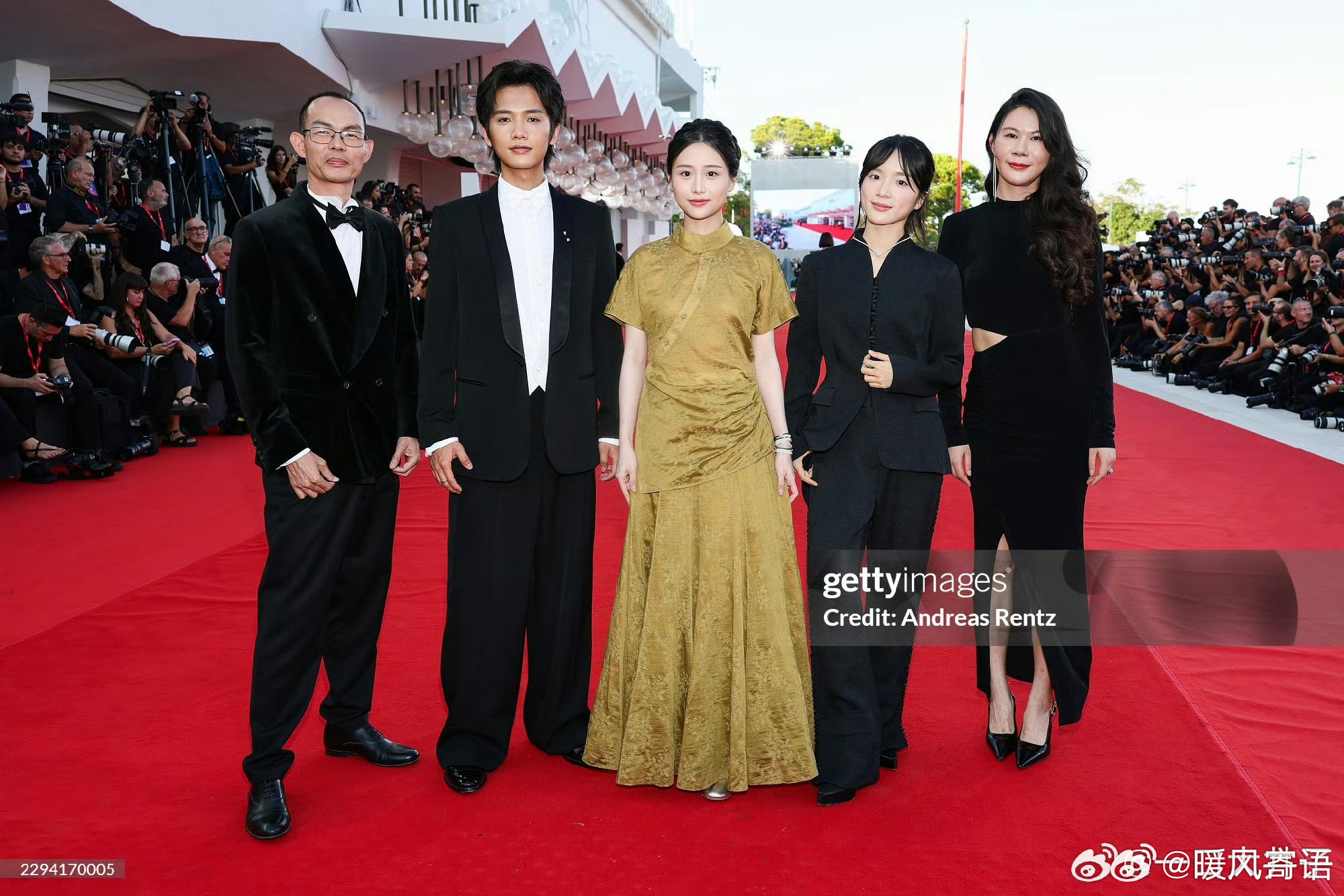 #阿嬷剧组从电影穷到红毯#
《给阿嬷的情书》这波是真·穷得理直气壮，富得有底气。1400万小成本、全员素人、潮汕话飙戏，从路演绿T恤拎油柑，到威尼斯红毯一个化妆师搞定四人，穷的是排场，富的是故事。 南枝淑柔木生往那一站，没高定堆砌，侨批乡愁自己会发光。电影穷过、剧组穷过，但好故事把人一路托 ​