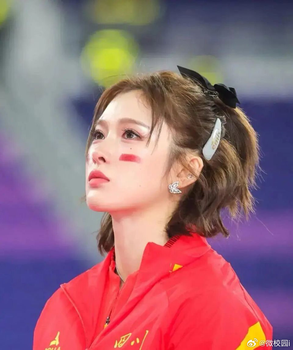 #吴艳妮称自己是六边形战士# 吴艳妮自认是个“六边形战士”、“全能女孩”，狮子座的她有些完美主义。她觉得“没有跑出12秒6，就不算厉害”。即便手握全国纪录，她依然反复否定自己：“我觉得我说还好吧，一点都不厉害。”
#头部热点创作计划#  #妈妈称鼓励吴艳妮打扮漂亮#
“我不是语言上的巨人、行动 ​