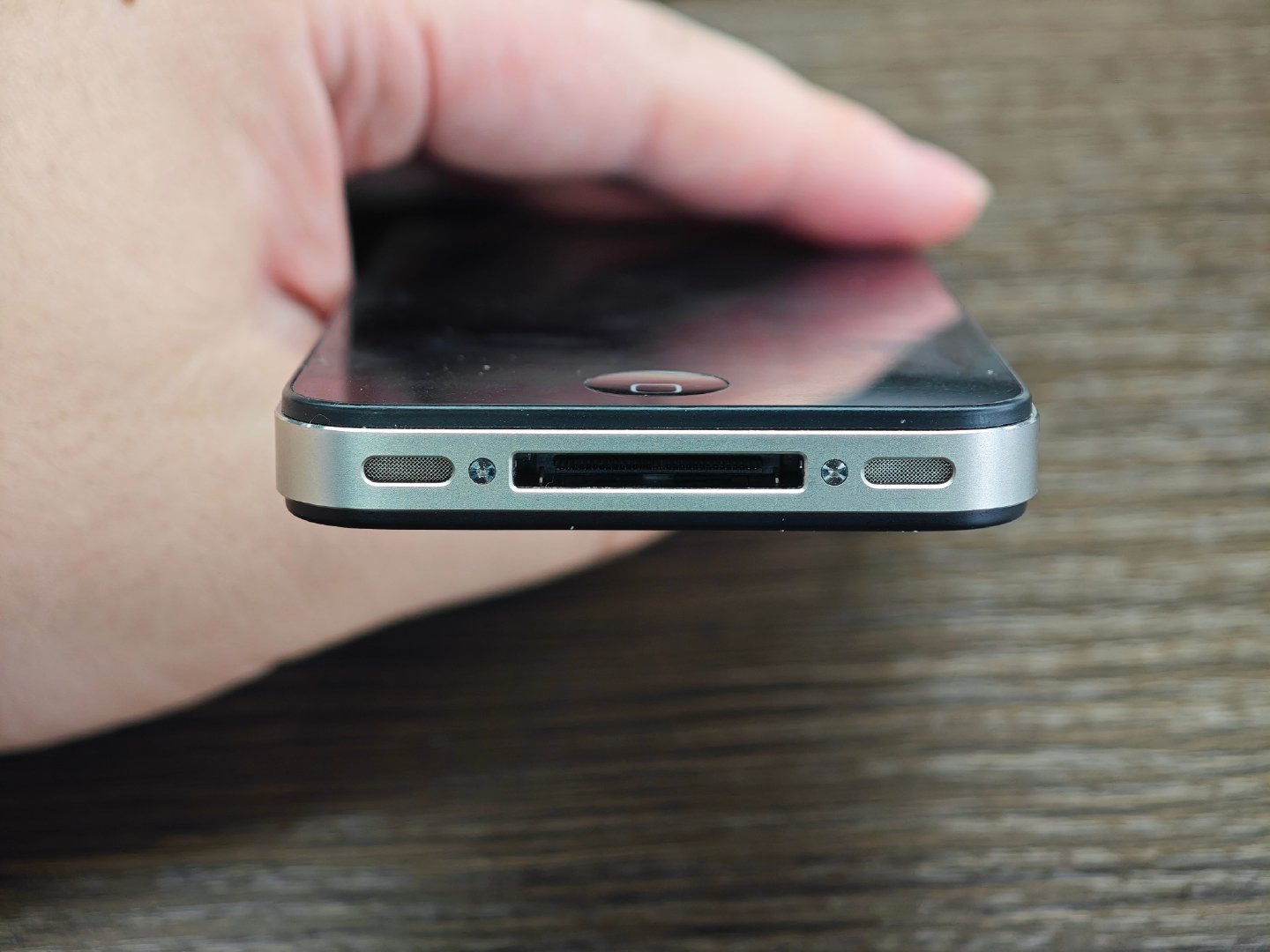 iPhone 4黑色版本的24pin接口塑料舌头就是黑的，白色版本就换成了白的[喵喵]
老乔时代的苹果真是妥妥的细节狂魔[不愧是你] ​