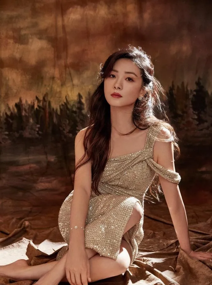 气质浪姐美女万茜性感写真，金色露肩亮片开叉裙，优雅又性感高贵。