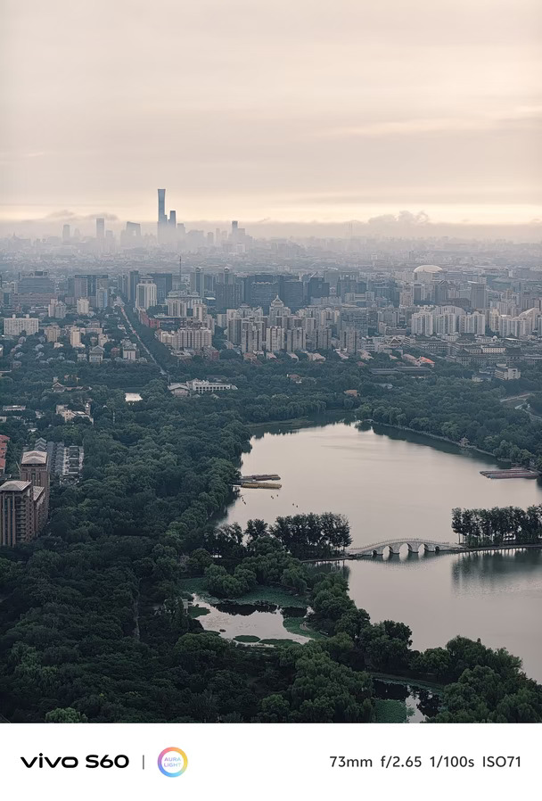 负片风格秋雨中的北京城