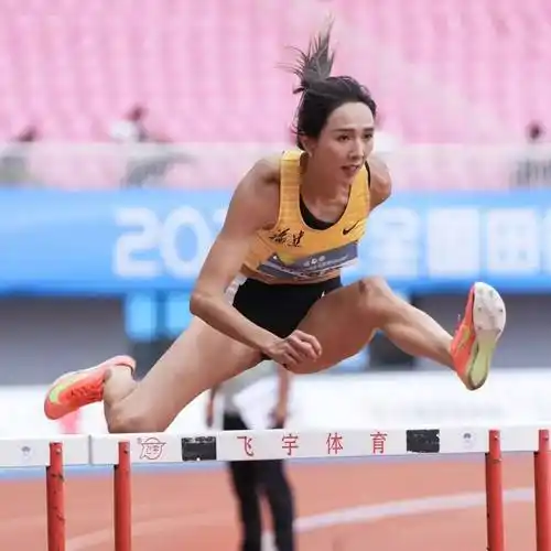 林雨薇告别国家队，正式入职福州大学任教

9月27日名古屋亚运会女子100米栏决赛落幕，林雨薇以13秒47位列第七，赛后她宣布告别国家队，即将进入福州大学体育教学研究部任教。

从福建尤溪的校园跑道起步，到站上亚运最高领奖台，再回到高校讲台，她将把自己的运动经历，带到大学校园。

林雨薇说，告别国家
