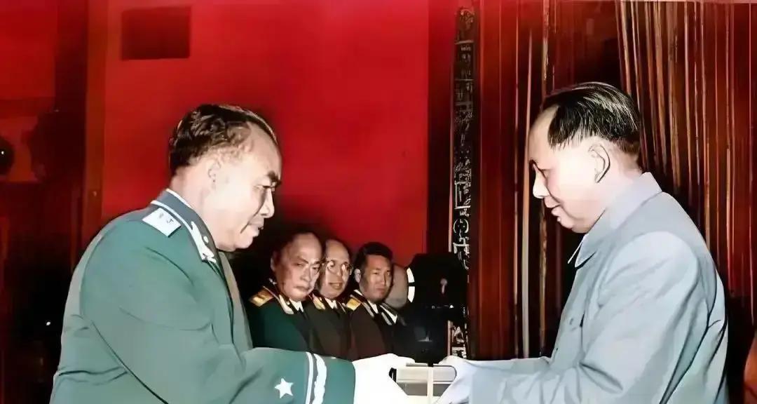 1955年，毛主席为朱老总颁授军衔。朱老总接过元帅命令状时，毛主席调侃：“玉阶兄（朱德的字），你可是红军永远的总司令！”朱老总笑答：“主席，我们都是在您的旗帜下打仗。”
授衔仪式后的第三天，朱德找来后勤部长。部长递上一份新式军礼服和常服的预算明细，脸上带着准备接受表扬的笑意。朱德翻到最后一页，手指在