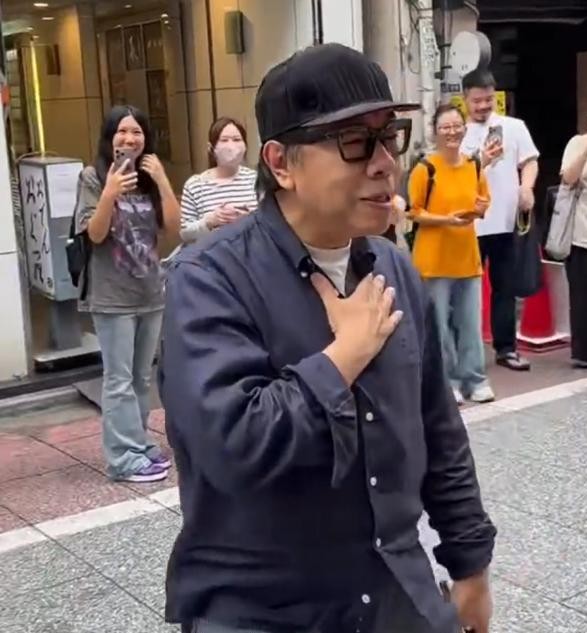 网传蔡康永悄悄删掉了内地合作方的联系方式，甚至打算彻底淡出内娱，这事儿虽然没实锤，但大家心里其实早就有了答案。
仔细想想，他近几年在各大热门综艺里的身影，确实几乎断崖式减少。
当年《康熙来了》大火的时候，他和徐熙娣搭档，一个负责疯癫搞怪，一个负责体面兜底，圈了无数死忠粉。后来转战《奇葩说》，一本