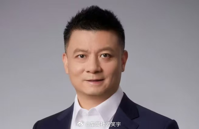 #奥迪中国首位中国籍总裁# 
奥迪中国换帅了，11 月 1 号起，张俊接任中国区总裁，这是奥迪历史上第一个中国籍 CEO。

同时奥迪运动的总经理 Rolf Michl 来当 COO，这哥们儿之前管 RS 高性能部门的。管理董事会直接精简成他俩，一个懂中国市场，一个懂产品和性能。

张俊履历也硬，奇瑞国际副总裁干过， ​