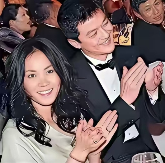 一个男人在两千多万善款到账的夜晚，当着半个娱乐圈的面搂过天后老婆深吻，快门声比拍卖槌还响。谁能想到这一吻不是婚姻的冲锋号，而是散伙前的回光返照？如今王菲跟谢霆锋牵手遛弯，李亚鹏在直播间喊“兄弟拍一单”，李嫣长成了大姑娘。有网友翻出旧照喊话：让谢霆锋看看这张图！
 
 
2007年12月8日，上海外滩