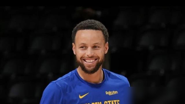 38岁，1.16亿，签完合同反手就砍下大胜。库里这哪是养老，这是给全联盟上课。
季前赛打湖人，勇士124比98，库里没怎么发力，跑动、牵扯、传球，全队跟着他转。科尔直接说，他降薪续约，管理层一点不意外。两年1.16亿，打到40岁，第20个赛季。
不靠腿了，靠脑子。无球跑位像装了雷达，队友空位全是