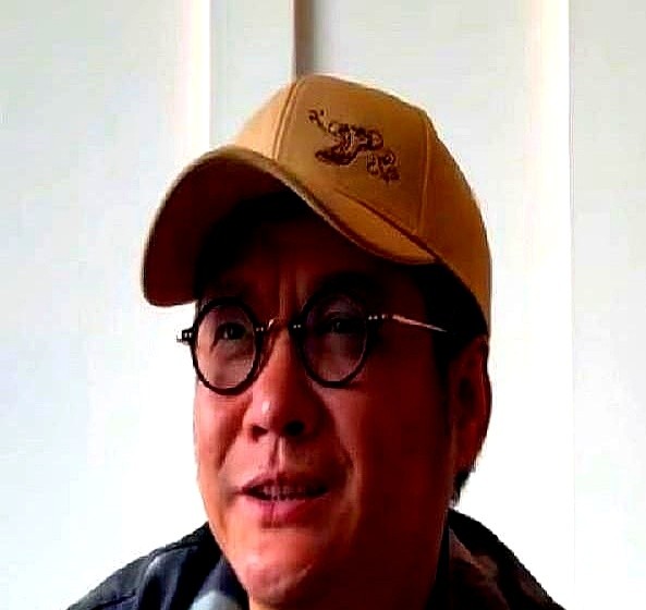 刘德华加宁浩的王炸组合，硬是打成了一手烂牌。

3月15日红毯先生重映，连夜把粤语原声改配成普通话，票房数字依然趴在谷底一动不动。

当初春节档排片被挤到1.5%，无奈撤档保命。反观隔壁一起跑路的摇太阳，踩准清明档的调性，闷声卷走2个亿。

现在的观众掏钱买票，早就不看海报上印着哪张天王脸了。你猜，
