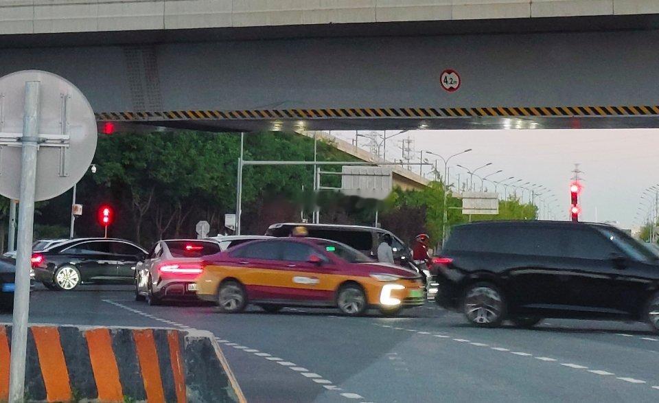 抢灯失败的小米SU7被困在了待转区里[允悲] ​
