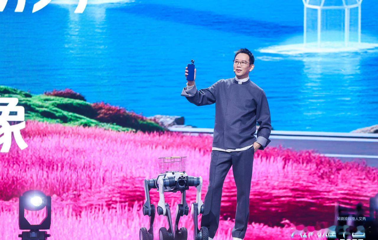 你的手机还只是个盒子？ 荣耀让它自己站起来了。 在吴晓波科技人文秀上...