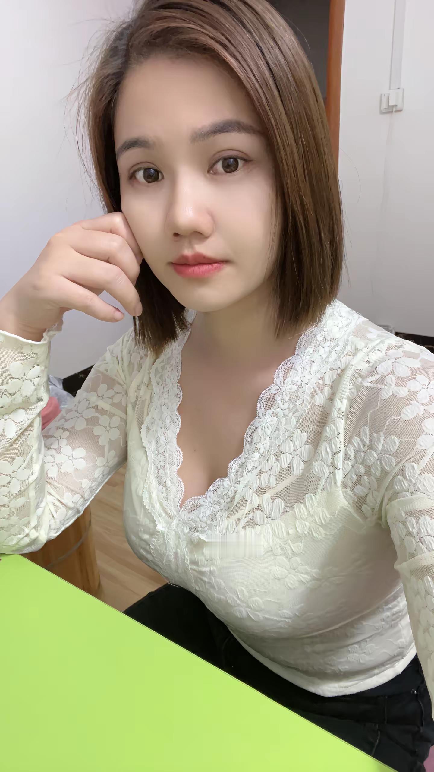 我只能在我破损的生活里羡慕别人，身边的人都在幸福，只有我在等