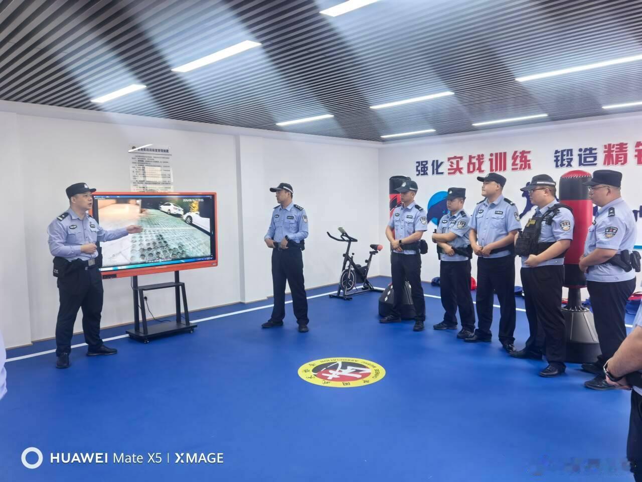 #陕西治安# 【规范装备实操 淬炼实战硬功】9月11日，商洛柞水公安乾佑派出所组织开展警务实战培训，本次培训重点围绕催泪喷射器等单警装备开展规范操作教学，全体民辅警全员参训。乾佑派出所坚持常态化实战练兵，以练促战、以训强能，持续加强最小作战单元建设，夯实应急处置基本功，锤炼过硬警务本领 ​