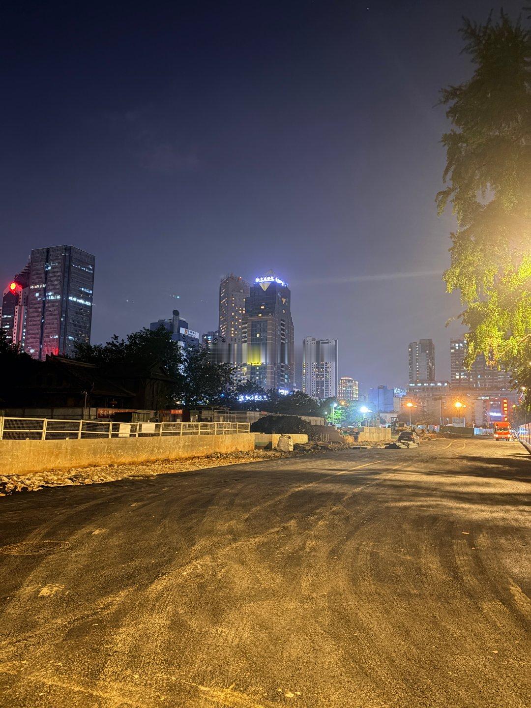 [超话]成都的夜景🌃随拍，既有老树开新花，又有嫩枝发新芽。  ​