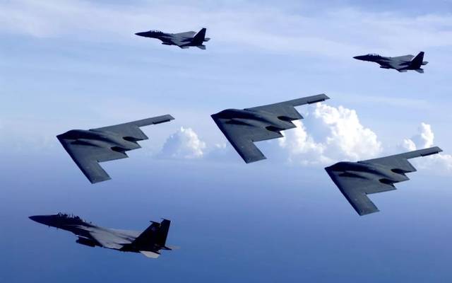 美国空军部长公开确认，美国已经完成在轨太空控制武器的部署，这也是美方第一次公开承认拥有在轨太空武器，太空军备竞赛的序幕就此拉开。
 
在此之前，美俄虽然相继组建太空军，相关装备大多是陆基类型，在轨设备更多用来收集情报，没有真正部署可以直接使用的太空作战武器。这位官员没有对外公布这款武器详细参数，只说
