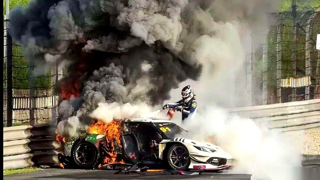 几百万的赛车在赛道上飙到两三百码，突然爆燃成一团火球。
而站在火海前，手里攥着灭火器准备去救命的，居然是个半天只拿60块钱的临时工大爷。
你敢信？但这画面就真真切切发生在前两天的China GT上海站。
不是我嘴毒，这事儿真的太荒唐了。
车手在火里挣扎，最后把他硬生生拽出来的，不是什么重金聘请的专业