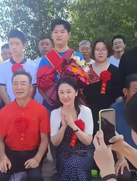 舞狮敲锣、豪车回乡，72岁老戏骨大办祭祖庆典，排场惹争议，背后故事却让人动容

锣鼓喧天，雄狮起舞，百万豪车开进河北小村庄，老牌演员寇振海带着全家回乡祭祖的画面，迅速冲上热搜。不少网友心生疑惑，孩子考上名校，需要搞得这般声势浩大吗？

寇振海因出演《情深深雨濛濛》里霸气的陆振华被大众熟知，53岁才迎