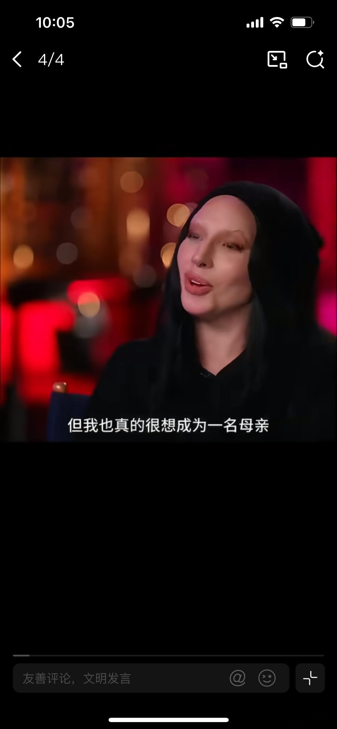 LadyGaga疑似当妈，Lady Gaga和未婚夫Michael Polansky在北加州街头散步，她用婴儿背带怀抱着一名新生儿，这也是结束巡演低调数月后，她首次被拍到带着宝宝外出，喜讯迅速引爆海内外社交平台。

40岁的Lady Gaga在2026年4月完成《The MAYHEM Ball》全球巡演之后，便大幅减少公开露面，淡出大众视野。早 ​