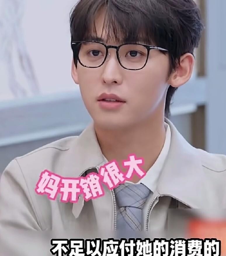 唐九洲妈妈，五十多岁，离婚，没存款，却活得比谁都滋润。这位“月光族”妈妈的理念很清奇：“得先懂花钱，才懂赚钱。”综艺里唐九洲聊起妈妈，语气里全是宠溺——大姨她们都操心她手里没余粮，可人家日子照样过得精致讲究，从不委屈自己。说实话，这底气从哪来？体制内稳定收入托底，再加上儿子争气，早早给妈妈买了房，未