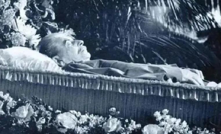 1953年，一手遮天的斯大林临终前有多凄惨？当时苏联上下都在等他咽气，嘴上没人敢说，心里全在倒计时。这个让几千万人胆寒、让整个东欧连大气都不敢喘的铁腕老人，最后走的时候究竟狼狈到了什么程度？

 
3月1日晚上，克里姆林宫的值班警卫季莫申科听见卧室里传来一声闷响。他站在走廊尽头犹豫了十几分钟，始终不