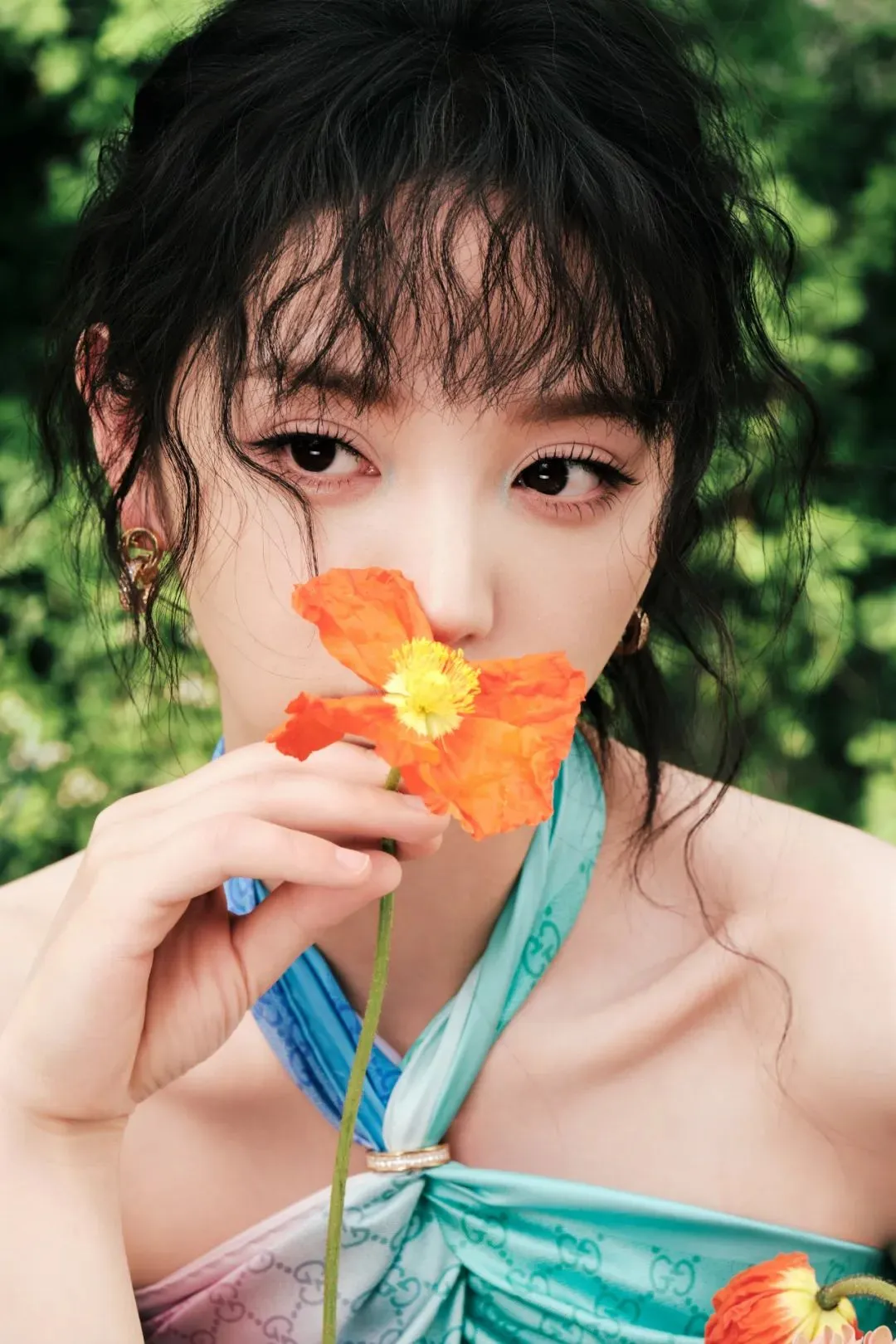 田曦薇：鹫翎金仆姑，燕尾绣蝥弧。独立扬新令，千营共一呼。＃