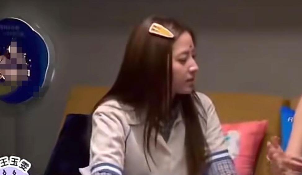 你有多久没跟爸妈拥抱过了？王玉雯在节目里聊原生家庭，几句话直接把评论区聊哭了。

她说从小到大，爸妈没抱过她。一家人坐沙发看电视，中间永远空着一个人的位置，谁也不往一块儿凑。李雪琴追问，逛街会挎着胳膊吗？她摇头，很少。

接着她说了句特别扎心的：现在别人一跟我撒娇、一跟我贴贴，我就慌，不知道手该往哪