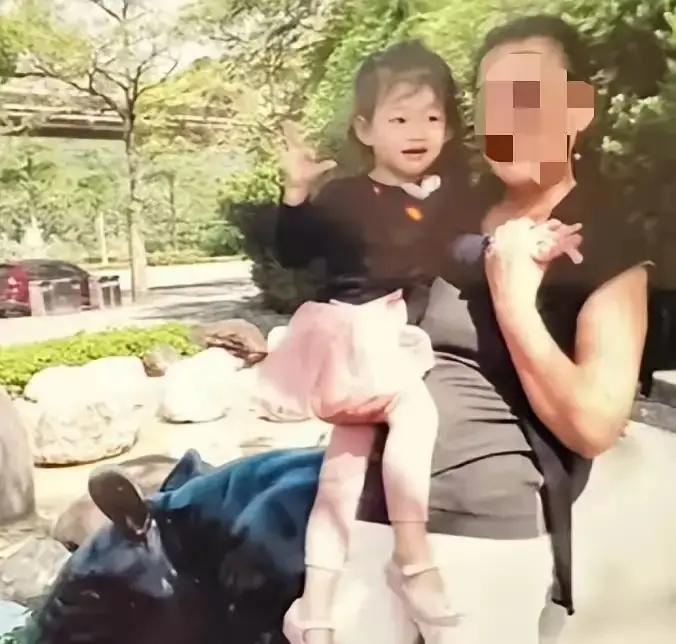 汪小菲冲着镜头甩出那句“我姓汪不姓张”的时候，不知道屏幕那头的张兰到底咽下了多少委屈。
亲妈拼了大半辈子，从当年俏江南的起起落落，到如今年过六旬天天在直播间里扯着嗓子卖酸辣粉，哪一次不是冲在最前面替儿子扛雷？
结果换来的，却是儿子当众划清界限。
一句“麻六记没有你的股份”，直接把母子之间的体面