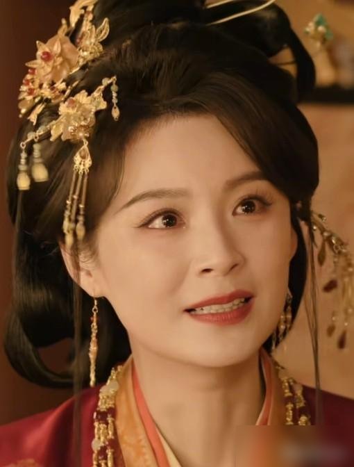 亲娘给皇帝当宠妃，转头又把女儿嫁回前夫家，这局棋下得够狠。
《嫁金钗》里周芙这条线，比女主还带劲。当年跟魏谨和离，扭头进了宫，成了元嘉帝身边说得上话的女人。你以为她是攀高枝？她转手就把亲闺女魏娆，推回了魏家那摊浑水里。
一边是旧情人，一边是当今天子，中间夹着个女儿当棋子。毛林林在央视八套这版里演