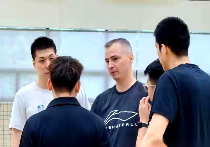 别老盯着谁要来接班了！
广东宏远悄悄憋的这个大招，根本不是换个主帅那么简单。
那个教练“既当爹又当妈、从早吼到晚”的旧时代，终于被一脚踢开了。
刷到张照片，二飞（任骏飞）在场边跟新来的塞尔维亚大帅热聊。
底下评论区全在嗨：“看！内定未来主教练了！”
说实话，格局小了，太小了。
广东这次真正动刀子的，