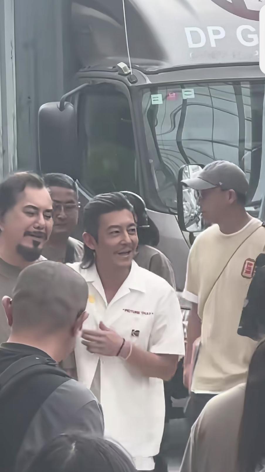真是太可惜了，如果时光能够逆转，那还有什么艳照门啊？
陈冠希近照，没有衰老，感觉长歪了！

就在这些天，陈冠希和金像奖影帝黄秋生在马来西亚出席了一部新电影的开机仪式，想不到他们两个人的受众那么宽，居然在马来西亚也有这么多粉丝个工作机会。

       不过此时非彼时，陈冠希依然是陈冠希，但已经不是
