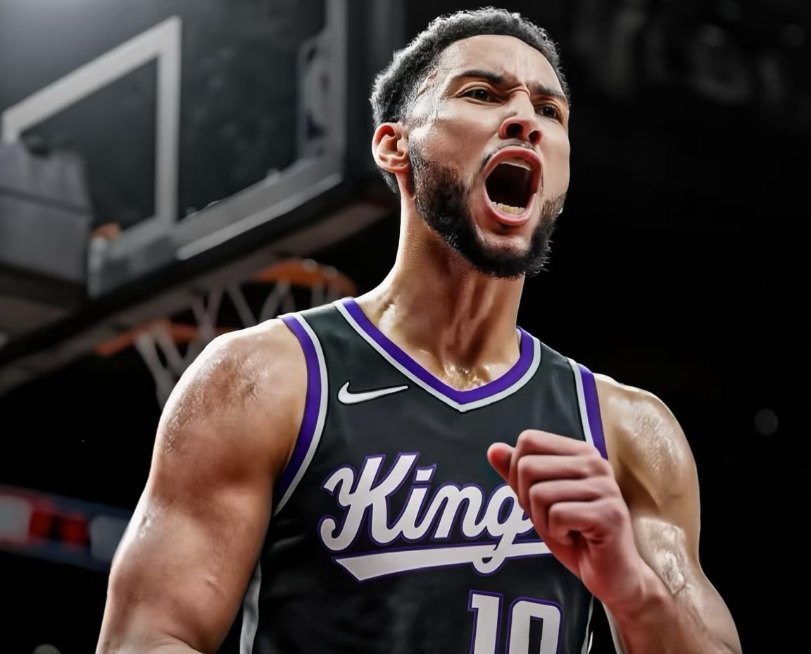！！！

消失整整一个赛季之后，本·西蒙斯正式回归NBA赛场。
 
他和国王签下一年350万美元的合同，以底薪身份开启自己职业生涯第十个赛季。
 
为了拿到这份正式合同，西蒙斯做了大量准备。
八月份就专门给国王管理层完成试训，之后又飞到萨克拉门托，完成全套体检和队内对抗训练，和教练组深度沟通之后 ​