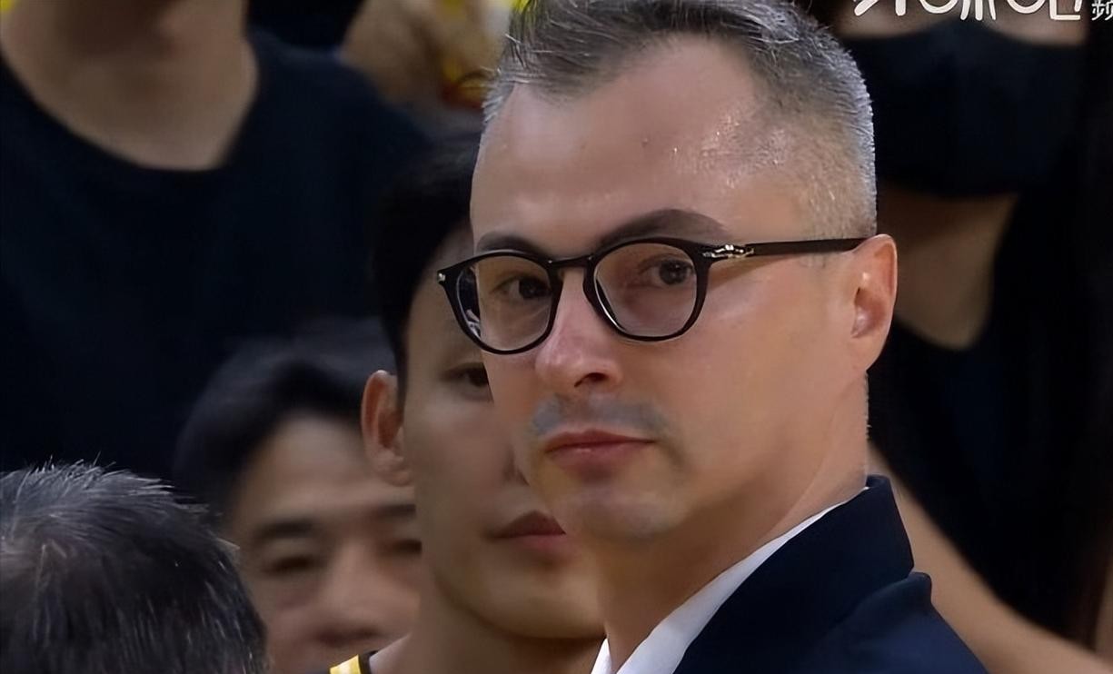 亚科夫列维奇在场边抓耳挠腮试了大半个赛季，打完广厦这一仗，终于算是被场上的现实彻底打清醒了。
换了那么多套搭配，事实证明根本没必要搞那些花架子。
宏远现在账面上就缺一个能靠个人能力生凿防线的硬解点。胡明轩硬顶着去撕扯防线太消耗，小胡老老实实负责把球安全运过半场，进攻发起和终结权直接交给弗格，配上
