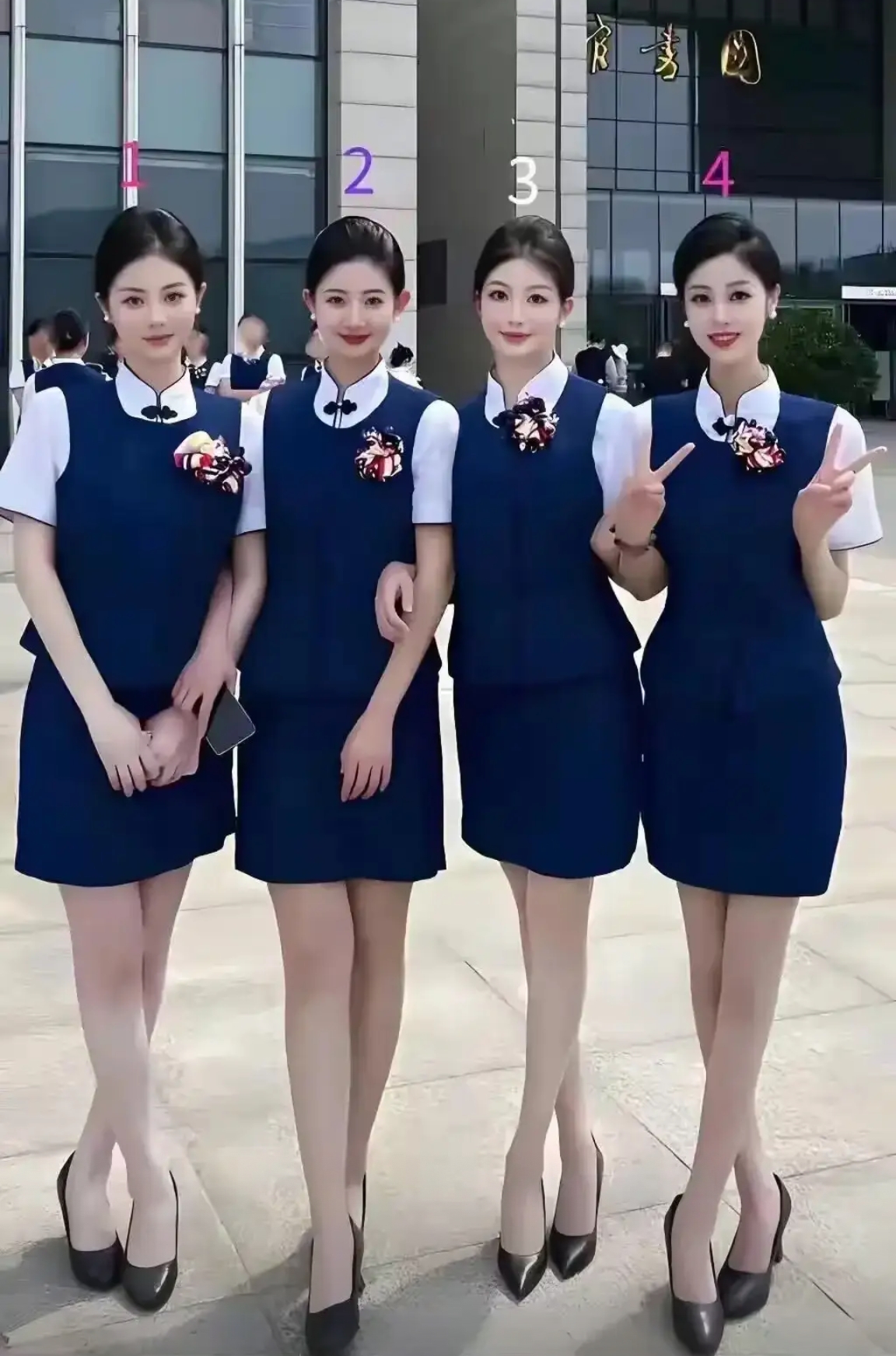 这四位是空姐，发型、穿戴、身高都一样，说实话你觉得哪位最漂亮？