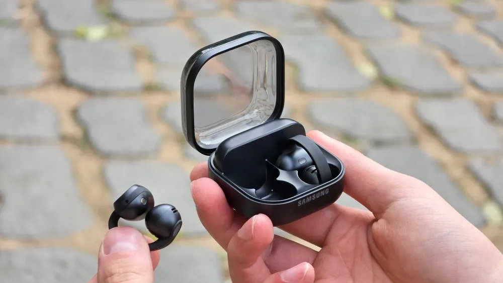 三星首款开放式耳机Galaxy Buds On下月美国上市，229美元。我有点心动，也有点犹豫。夹耳式不堵耳道，骑车能听见车流和旁人说话，心里踏实些；可它没有降噪，也不能同时连两台设备，还只有一个颜色一个尺码。开放式耳机到底适合谁？你们会为了“不隔绝世界”掏这笔钱吗？ ​