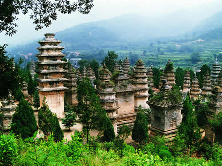 我国拥有全球最大国内旅游市场，同时也已经成为国际旅游的主要目的地，文旅发展的相关数据，在发布会上被正式对外公布 。
 
这份成绩，不是凭空得来，和普通人日常出行有着很大的关系。逢年过节，不少家庭会安排出门游玩，短途周边逛小城，长途跨省看山河，越来越多的人，愿意把时间花在外出旅行上面。出行的人多，也带