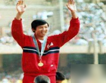 1951年新德里，战败国日本拿下首届亚运金牌榜第一。往后30年，没人能从他们手里抢走这块遮羞布。
直到1982年，还是新德里，中国代表团直接把日本从霸主位置上掀了下去。从那年起，金牌榜第一的位子再没换过人。
9月19日晚，名古屋亚运开幕，圣火从东京、广岛、名古屋三地采来，汇聚成一把火。室伏广治跟