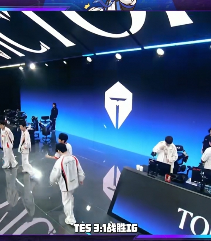 TES 3：1战胜IG！TES晋级S16全球总决赛，Zuian打出巨大上路Gap!JackeyLove采访眼含热泪，但依旧伟大，预测四号种子是IG！
     ig是只要线上没有优势就G。打野都不知道怎么做事。小威个人能力比较弱。他是需要中单或者辅助一起做事。明知道小天喜欢变节奏他就不改变。反观小天