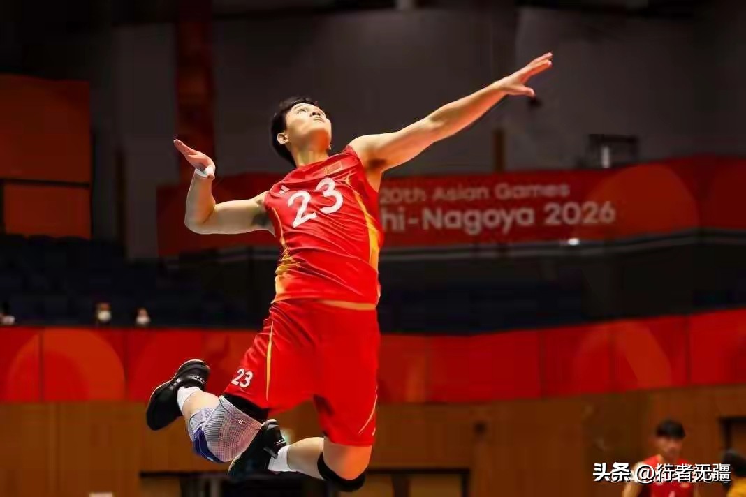 低调爆发零封晋级，高燃逆转圈粉无数



别只看3-0大胜！男排国庆低调爆发，全程看得手心冒汗。
谁再说男排没热度？这场国庆大战真的狠狠圈粉。
看似零封完胜，实际每一分都拼得惊心动魄。
10月1日名古屋亚运会男排1/4决赛。
中国男排对阵泰国男排，最终3-0拿下比赛，冲进四强。
三局比分25-23、