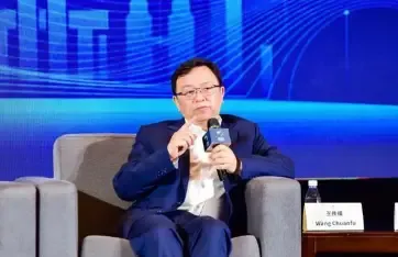 你绝对想不到，身家千亿的比亚迪创始人王传福，如今依然坚持每周雷打不动做一件事：拎着水果零食，溜达着去隔壁别墅，找嫂子吃饭！

很多人看到这种故事，第一反应可能是“有钱人的人设”。

可这份习惯背后，是他13岁丧父、哥哥退学扛起家用、嫂子也在他最难时四处借钱凑生活费，才把这个弟弟一路送到今天。

所以