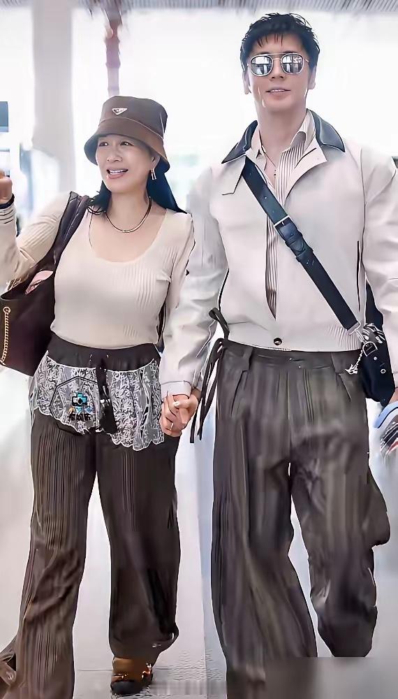 钟丽缇素颜被拍，一群人追着骂像母子，结果张伦硕44岁生日照一出来，全闭嘴了。
​骂的人根本就没看时间线。2016年结婚，钟丽缇45，张伦硕33，那会儿就有人说闲话。现在2026了，十年过去，一个54一个44，谁老得过谁还不一定呢。
​张伦硕那头，发际线是保住了，可牙齿和下巴那块越来越有姨感，精修图都 ​