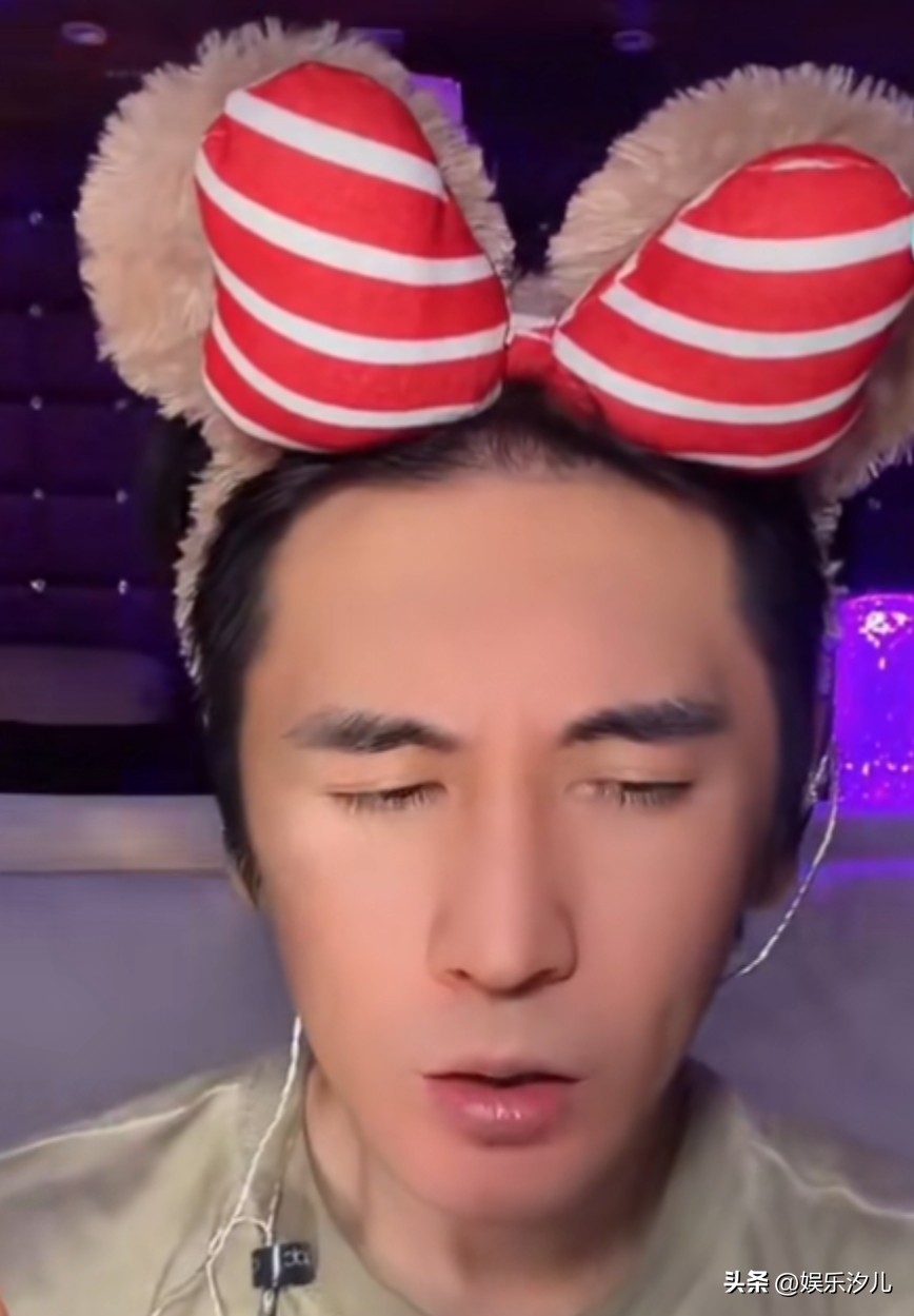 钟丽缇把老公张伦硕也叫去助眠


钟丽缇的助眠直播翻车啦！前一秒温柔哄睡，后一秒被老公张伦硕一记响屁把数万观众集体“崩醒”。事后钟丽缇开启“报复”模式，让老公亲自上阵反向助眠补救，结果他戴着兔耳吃跳跳糖，越努力越搞笑，硬是把催眠变成了提神现场！