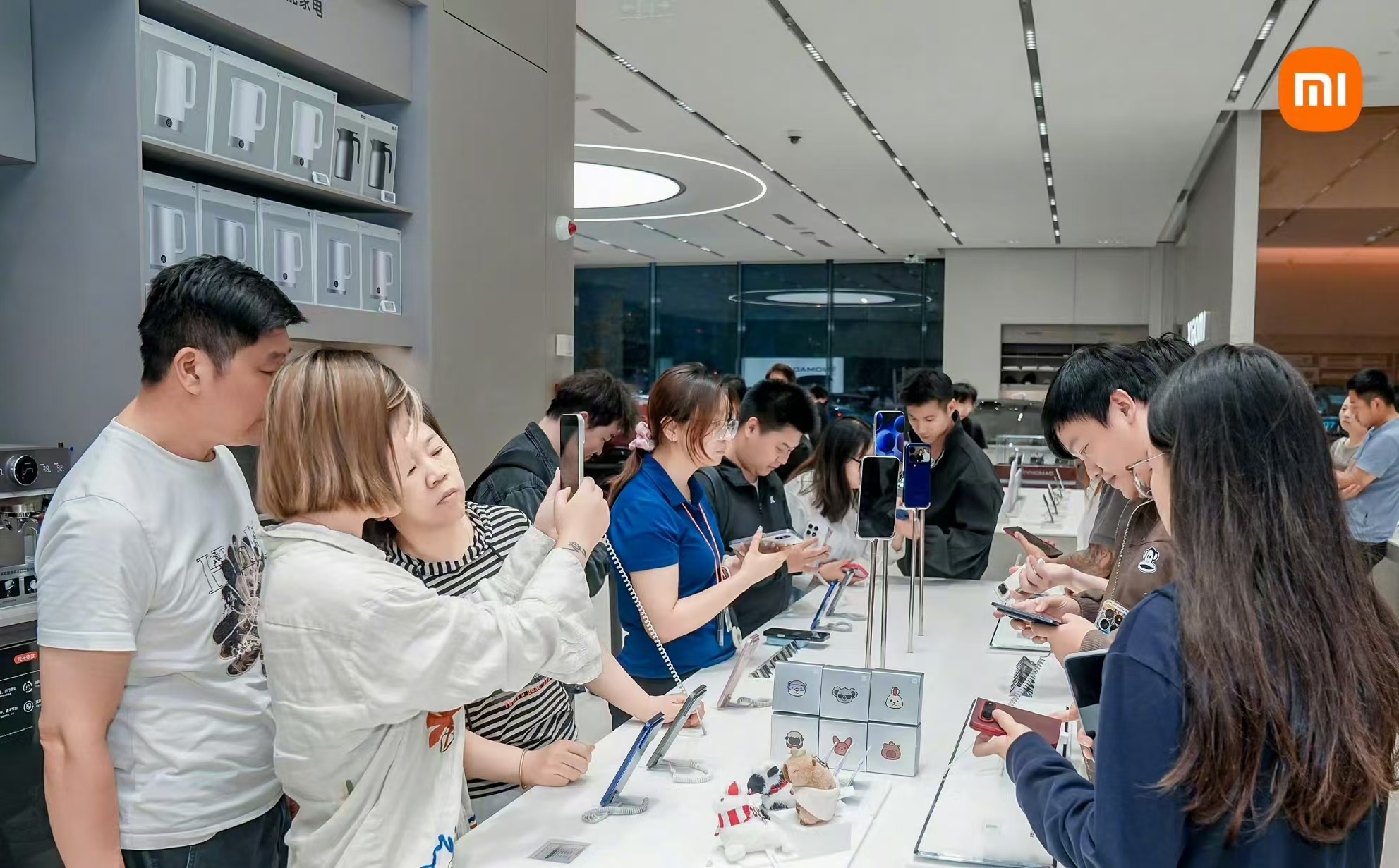 #9月国产旗舰新机首销小米领跑# 小米18Pro系列发布较晚，但首销日激活量在三款机型中排在首位，开售三天销量超过另外两家之和。

小米18Pro与ProMax销量基本持平，16GB版本占比约45%，这说明产品本身的吸引力在首销阶段起到了关键作用。

在存量竞争的市场环境里，消费者换机决策更加理性，愿意为真正 ​