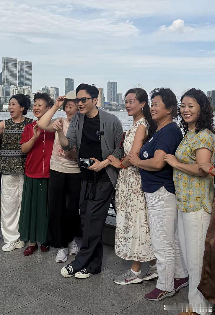 55岁张智霖在上海外滩被偶遇，真人颜值很出圈。 ​