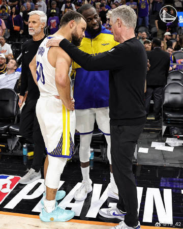 上周末看勇士本赛季最后一场比赛，因已无争冠之力所以出局也只可惜不能多看...