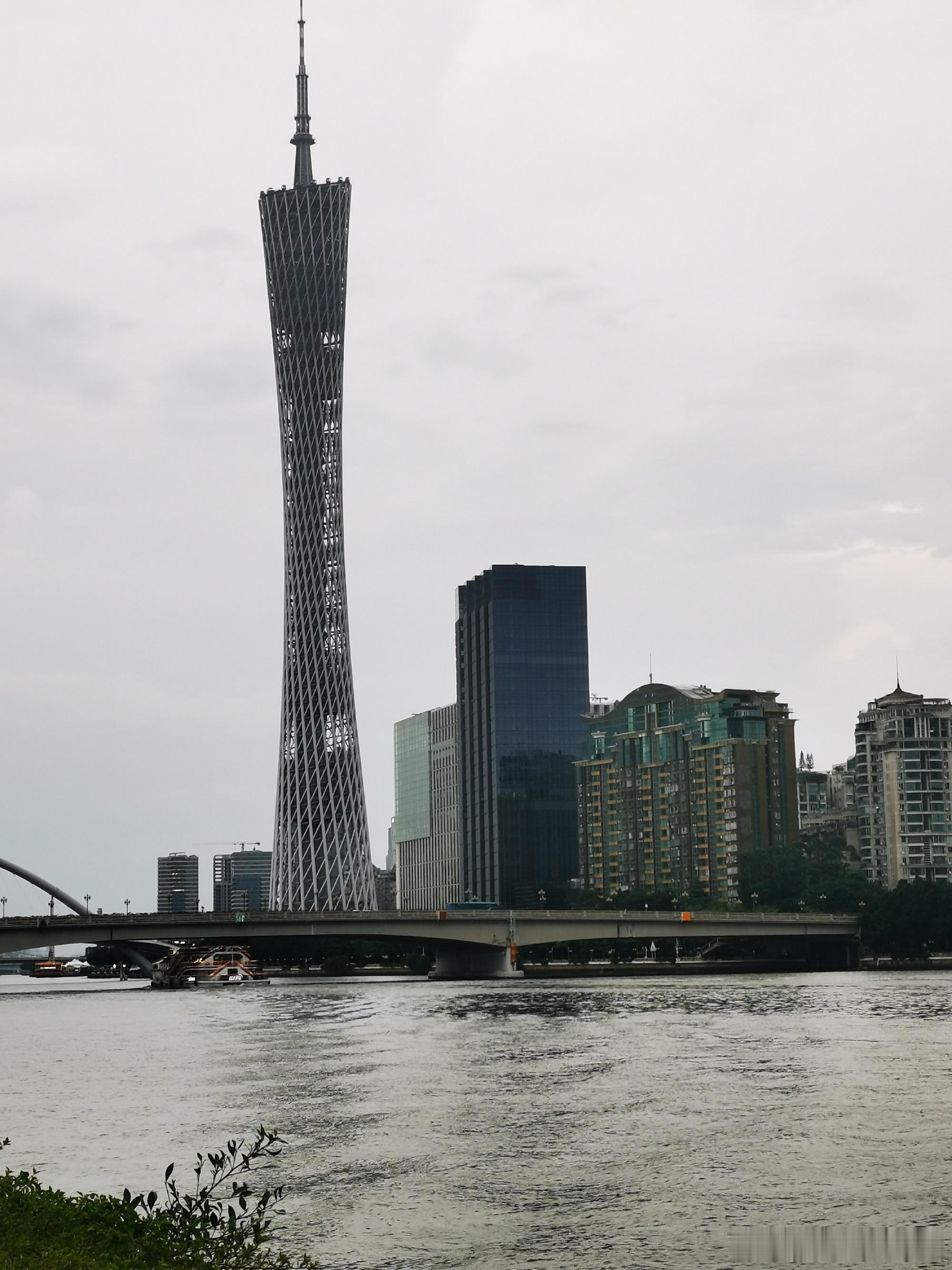 一、极简力量：引体、俯卧撑、深蹲、臂屈伸二、农夫行走（针对身体姿势、核...