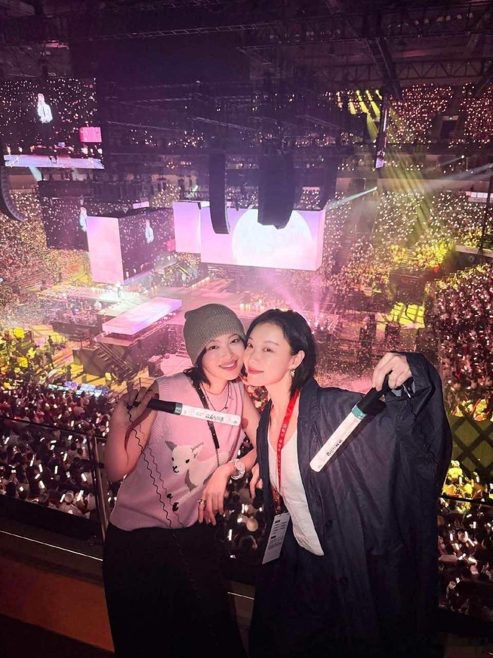 #向野的我们家属感好重##向野的我们# 好喜欢这种不带剧本的友谊，辛芷蕾倪妮专程奔赴演唱会，老友重逢闲聊，没有一点客套。 ​