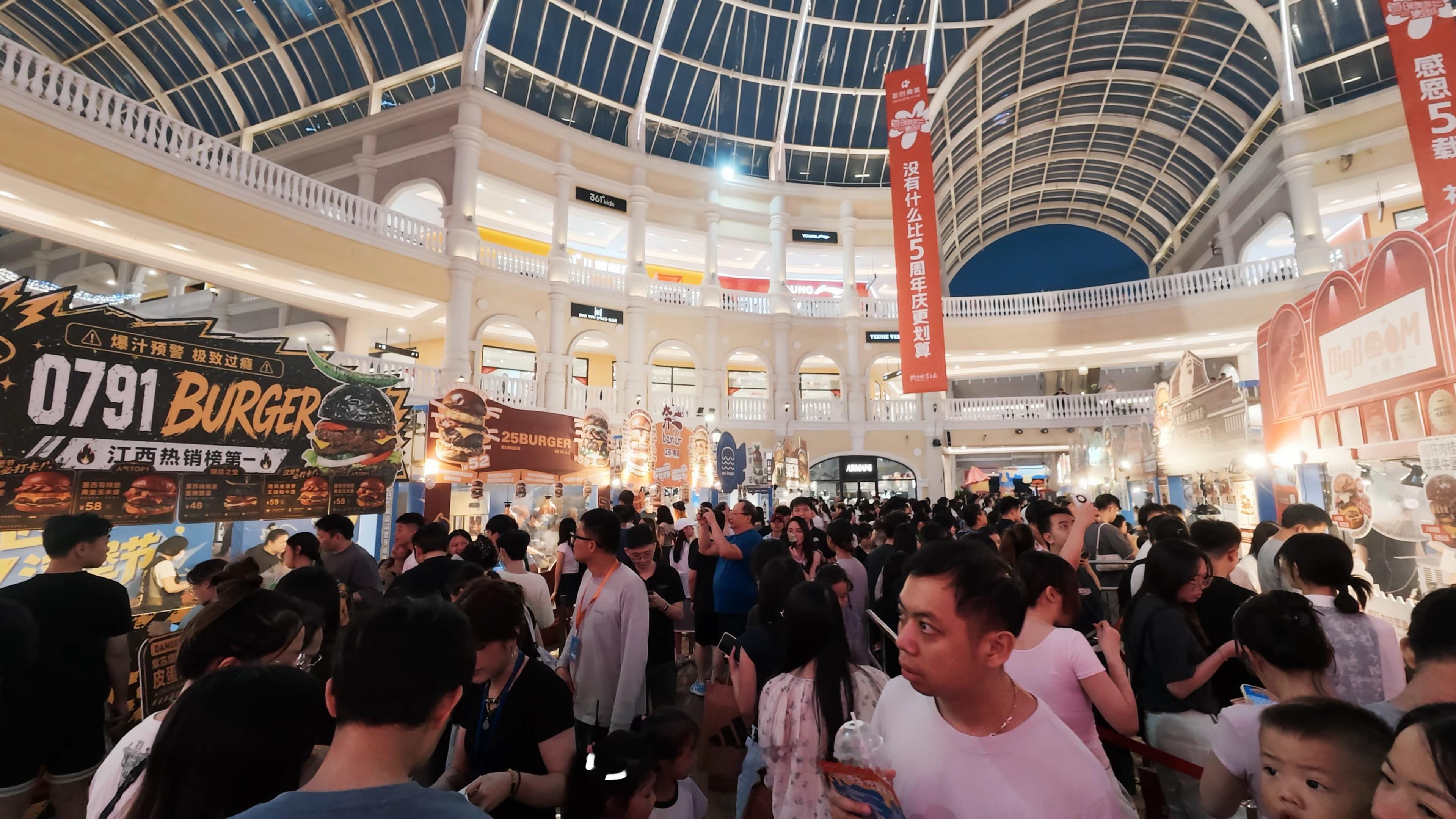 #耗子周记# x70 本周末耗子人生关键词：狼狈
首先 这个什么破烂汉堡节 一堆人 结果根本不好吃还不如山姆牛肉卷好吃。其次 那个什么破烂奥特莱斯，一点也不好停车，然后那个破烂山姆也是一堆人搞得我出来堵了半天！！！感觉就是啥也没干就是堵车停车取车开车 就这样！周末没了！ ​