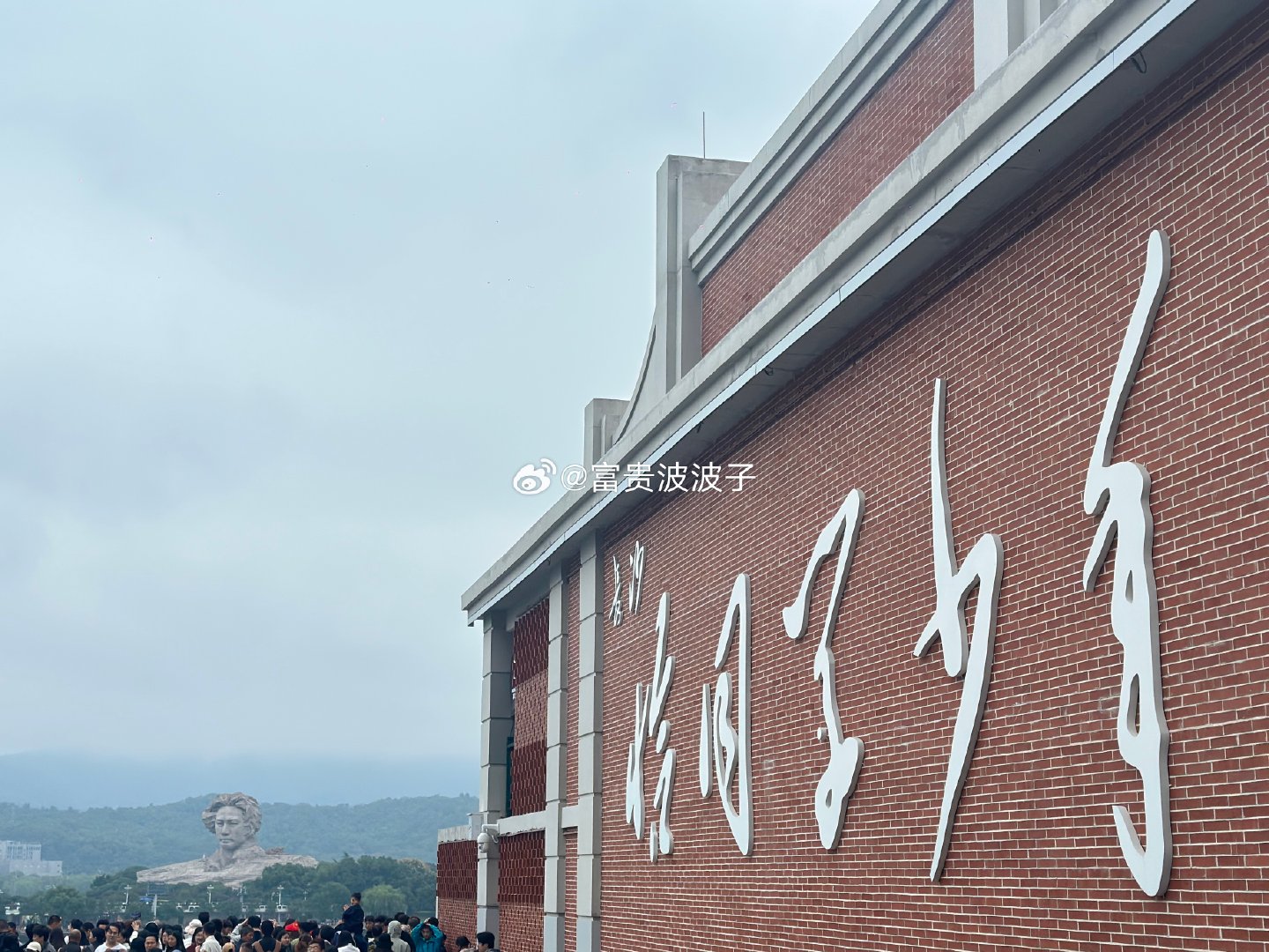 17岁的中国短跑小将陈妤颉，在名古屋亚运会斩获3金1银后，转头就惦记起了备战高考和冲击奥运，这种“双重赛道”的反差让她迅速成为全网焦点。 一、亚运赛场：3金1银，展现“亚洲飞人”实力- 百米破纪录夺金