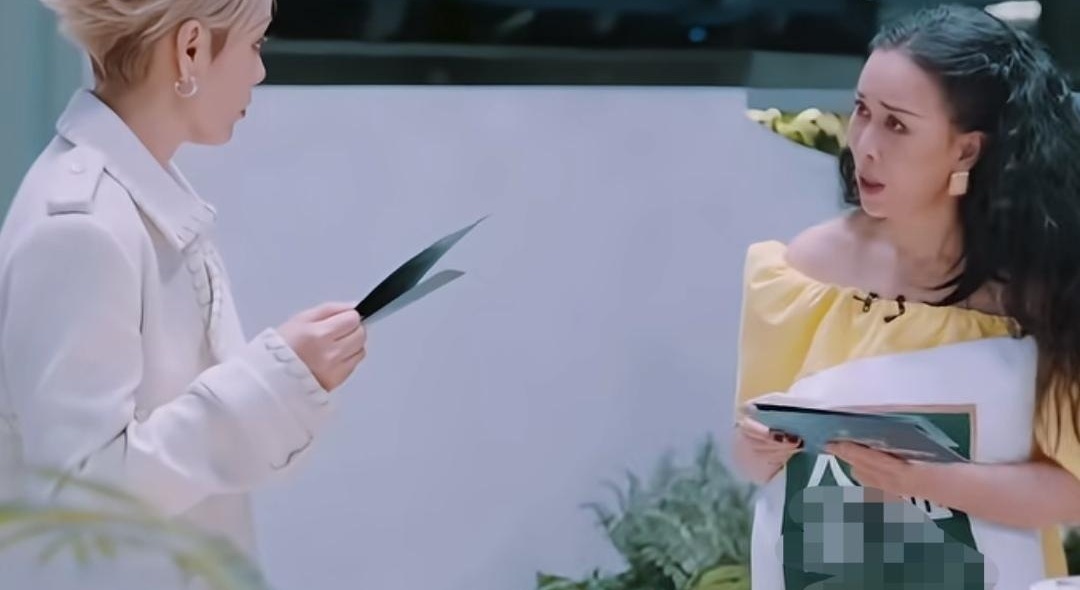 八百多票也能让人不舒服？那英一句话，宁静当场就急了。

宁静直接怼回去：“我不配？”那英赶紧说自己是八百九十二。结果宁静一听，自己票数还压了那英几十票，脸一下就晴了，还主动搂着那英走。

那英这脑回路也是绝了，人家情绪都翻篇了，她还惦记回去怎么跟小伙伴交代，压根没发现宁静变脸比翻书还快。

她俩就是