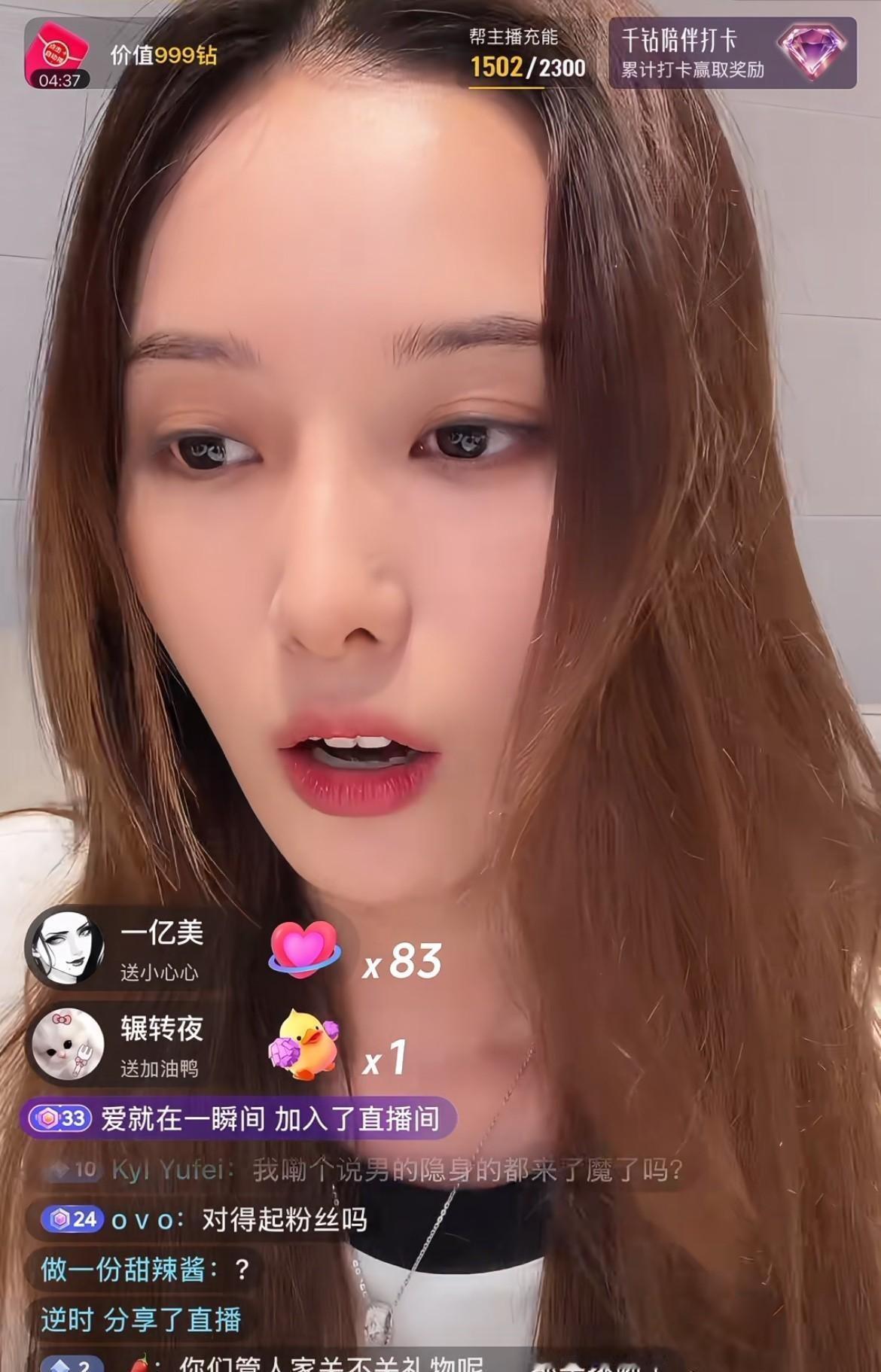 先把时间线倒回去看。2024年7月14日，黄子韬晒海边合照官宣恋情，徐艺洋回应同一组照片。2026年10月15日，两人晒出一家三口的背影照，正式官宣当爸妈。孩子两岁多。这个数字摆在这里，问题就来了：按这个时间倒推，2024年7月官宣恋情的时候，孩子已经在路上了。粉丝拿计算器一按，发现自己当年冲上去帮